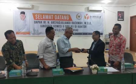 Cek Kesiapan Pengawasan Pilkada, Andi Rachman Kunjungi Bawaslu Riau.